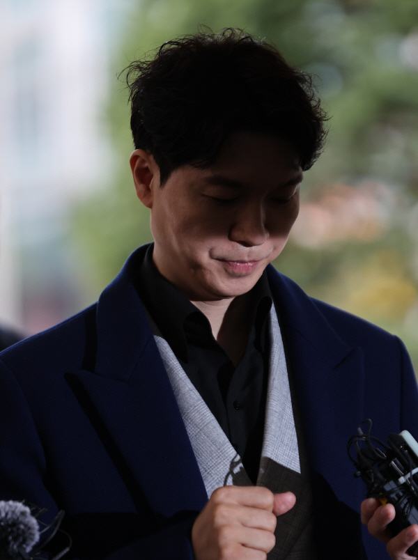 방송인 박수홍이 15일 오후 서울서부지방법원에서 횡령 혐의로 구속기소 된 친형의 속행공판에 증인으로 출석하며 입장을 발표하고 있다. 사진=연합뉴스