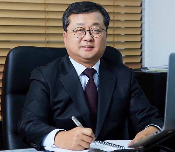 동서식품 새 수장이 되는 김광수 부사장이 캡슐커피 등 신사업을 통해 연매출 1조5000억원대로 정체된 매출 규모에서 벗어나 외형 확대를 이뤄낼 수 있을지 주목된다. 사진=동서식품 제공
