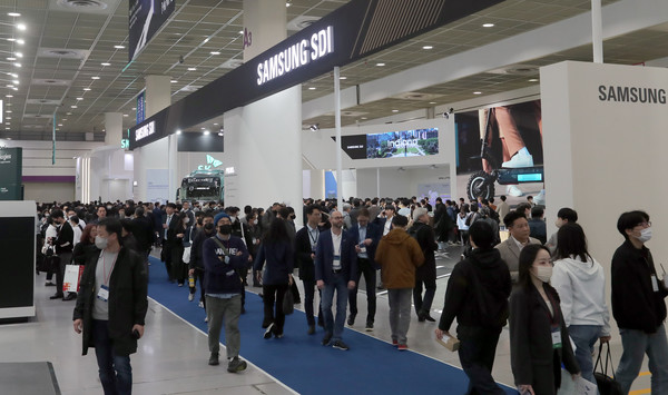 역대급 규모로 지난 15일 개막한 인터배터리 2023에 첫 날부터 일반 관람객, 업체 관계자들이 몰리며 종일 북새통을 이뤘다. 사진=이태구 기자