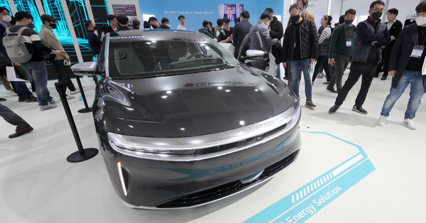 LG에너지솔루션 부스 내 전시된 루시드모터스의 프리미엄 전기차 세단 모델인 루시드 에어. 국내 최초로 공개된 이 차량에 방문객들의 관심이 집중됐다. 사진=이태구 기자