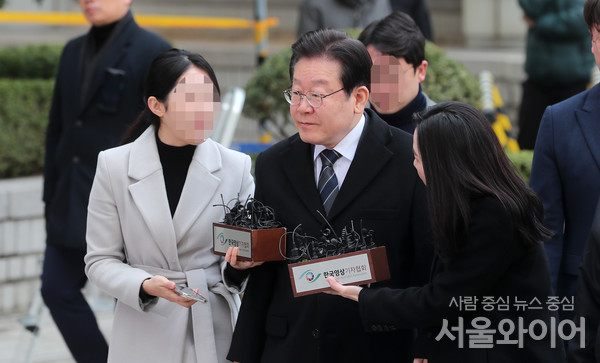 이재명 대표가 법정으로 향하고 있다.