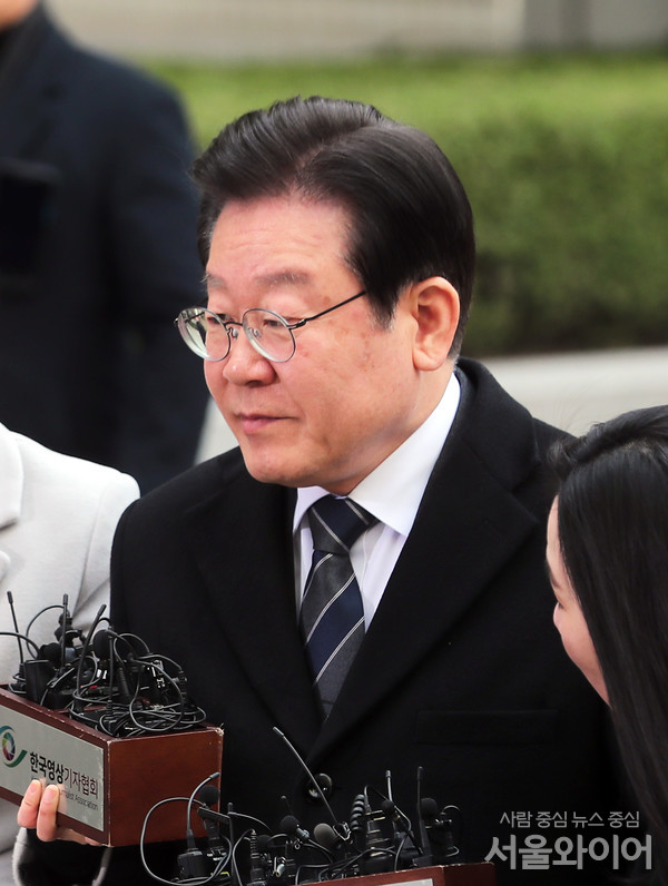 이재명 대표가 법정으로 향하고 있다.