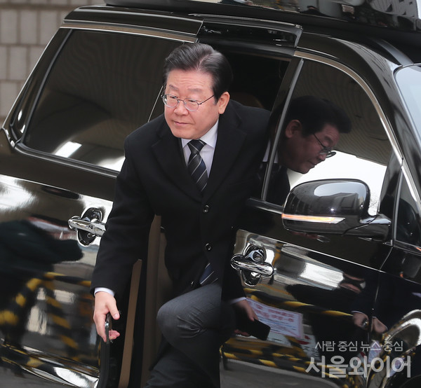 이재명 대표가 법정으로 향하기 위해 차량에서 내리고 있다.