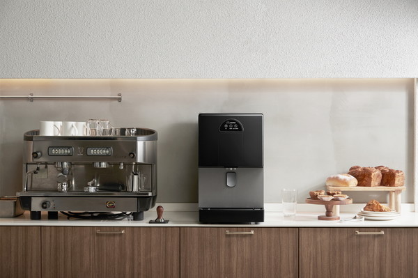 SK매직이 편의성과 함께 위생 기능이 강화된 아이스트로 디스펜서 제빙기의 렌털서비스를 선보였다. 사진=SK매직 제공