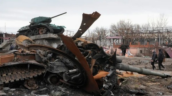 우크라이나 전선에 버려진 러시아군 탱크 잔해 (사진, AP=연합뉴스)