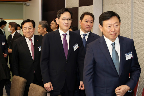 17일 도쿄 게이단렌(일본경제단체연합회) 회관에서 열린 한일 비즈니스라운드 테이블에 이재용 삼성전자 회장(앞에서 두번째)을 비롯한 최태원 SK그룹 회장(앞에서 세번째), 신동빈 롯데그룹 회장(맨 앞)이 입장하고 있다. 사진=연합뉴스