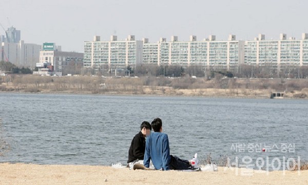 맑은 날씨 속 서울 서초구 소재 반포 한강공원을 찾은 시민들이 휴식을 취하고 있다. 사진=서울와이어 DB