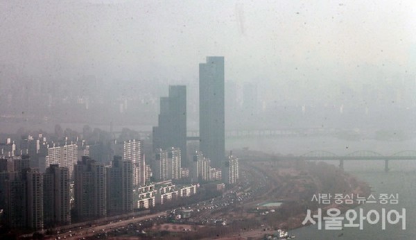 기상청에 따르면 당분간 내륙을 중심으로 낮과 밤의 기온차는 15도 이상 확대될 전망이다. 오늘(20일)도 내륙의 경우 아침기온이 0도 이하로 떨어질 것으로 예보됐고, 미세먼지 영향으로 전국 곳곳에서 대기 공기질도 나쁨수준까지 떨어질 가능성이 높다. 사진=서울와이어 DB 