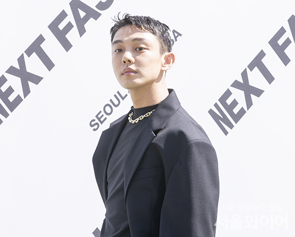 배우 유아인이 행사에 참석해 포즈를 취하고 있다. 사진=서울와이어 DB