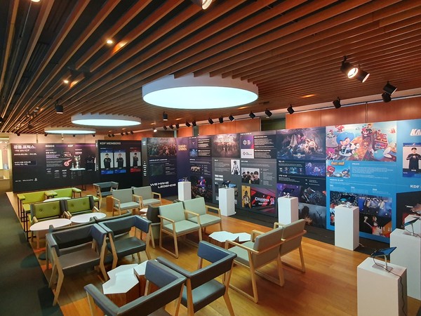 광동제약은 이번 전시를 ‘광동 프릭스’를 소개하는 콘텐츠로 구성했다. KDF·GAME·EVENT를 주제로 공간을 나누어 선수단 연혁, 경기종목 소개, 온더게임 시음 등으로 전시를 구분했다. 사진=광동제약 제공