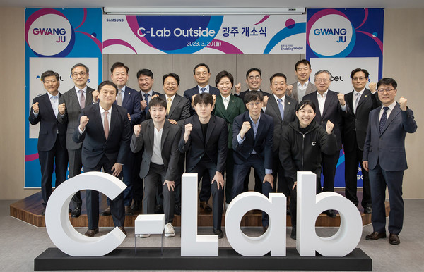 20일 광주시 서구 삼성화재 상무사옥에서 열린 삼성전자 C랩 아웃사이드 캠퍼스 개소식엔  스타트업 대표들을 비롯한 송갑석 더불어민주당 의원(뒷줄 왼쪽에서 세 번째), 강기정 광주시장(뒷줄 왼쪽에서 다섯 번째), 김완표 삼성글로벌리서치 사장(뒷줄 왼쪽에서 여섯 번째), 양향자 무소속 의원(뒷줄 왼쪽에서 일곱 번째) 등이 참석해 축하했다. 사진=삼성전자 제공