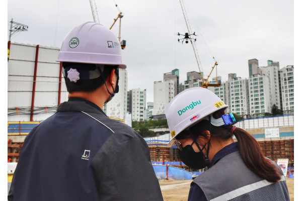 동부건설 관계자가 역촌 1구역 공사 현장에서 드론을 운용하고 있다. 사진=동부건설 제공