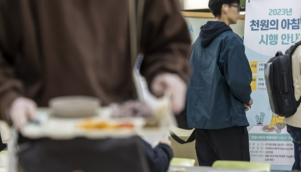 서울 고려대학교 학생 식당에서 학생들이 ‘천원의 아침밥’을 식판에 담고 있다. 사진=연합뉴스
