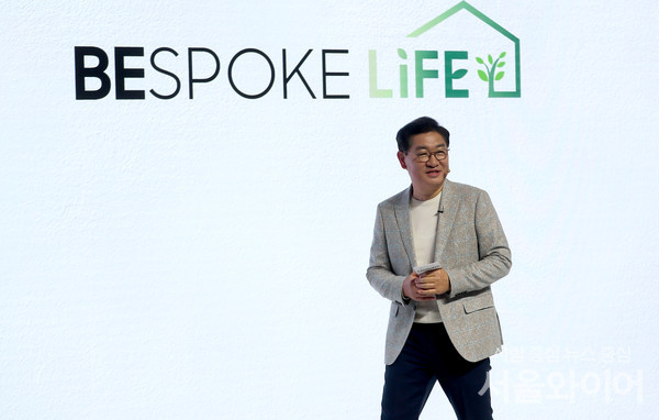 한종희 삼성전자 디바이스경험(DX) 부문 부회장이 21일 서울 중구 명동에 위치한 커뮤니티 하우스 마실에서 열린 ‘비스포크 라이프(BESPOKE Life)’ 미디어데이에서 비전을 발표하고 있다. 사진=이태구 기자