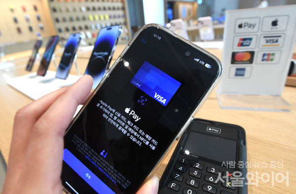시민이 애플페이를 이용해 결제를 하고 있다.