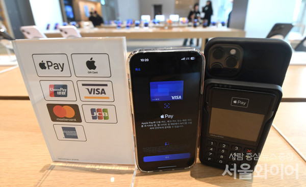 명동 애플스토어에 애플페이 안내문이 붙어있다.