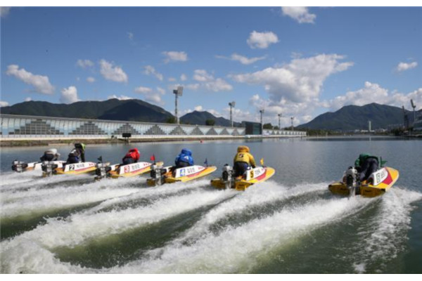 미사리경정장에서 선수들이 계류장을 벗어나 온라인스타트로 경주를 출발하고 있다. 사진=국민체육진흥공단 제공