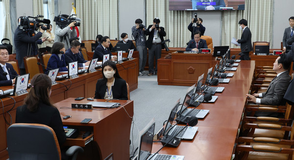 국회 운영위원회가 21일 국민의힘 의원들과 업무보고 당사자인 대통령실의 불참 속에 파행됐다. [사진=연합뉴스]