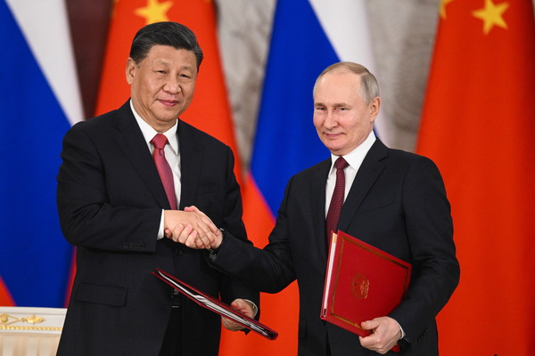 시진핑 중국 국가주석과 블라디미르 푸틴 대통령은 정상회담에서 미국이라는 '공동의 적; 앞에서 더욱 긴밀해진 모습을 과시했다  (사진/ 타스=연합뉴스)