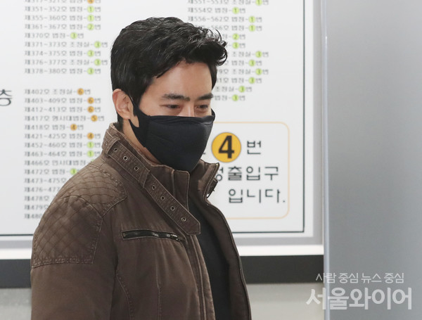 이근 전 대위가 지난 20일 서울 서초구 서울중앙지법에서 열린 여권법 위반 및 도주치상 혐의 첫 공판에 출석하기 위해 법정으로 향하고 있다. 사진=서울와이어 DB