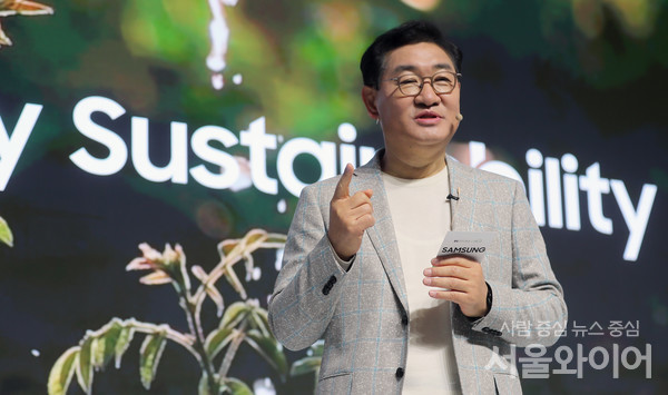 한종희 삼성전자 디바이스경험(DX) 부문 부회장이 지난 21일 열린 비스포크 신제품 발표 미디어행사에서 로봇사업 역량 결집을 선언했다. 이에 업계 안팎에서는 회사가 예고한 인수합병(M&A)이 해당 분야에서 이뤄질 것으로 보고 있다. 사진=이태구 기자