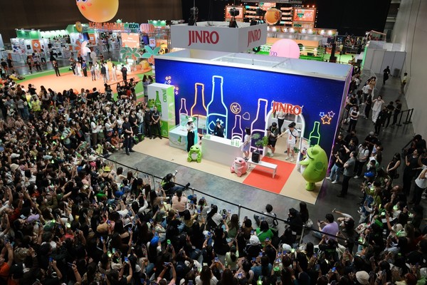 하이트진로가 세계 최대 한류 페스티벌의 공식 후원을 통해 한류 문화와 함께 소주 알리기에 나섰다. 사진=하이트진로 제공
