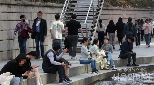 청계천을 찾은 시민이 산책을 하고 있다.