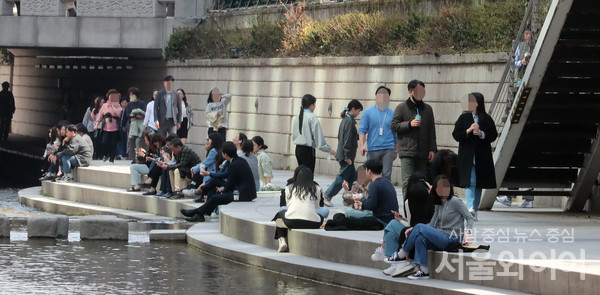 청계천을 찾은 시민이 산책을 하고 있다.