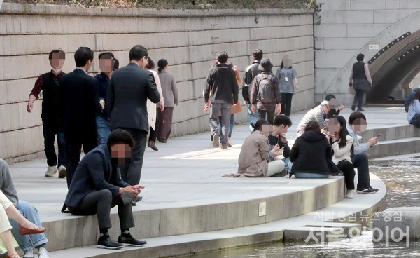 청계천을 찾은 시민이 산책을 하고 있다.