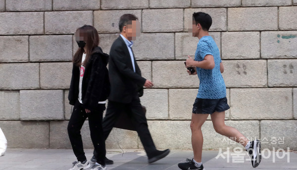 청계천을 찾은 한 시민이 런닝을 하고 있다.