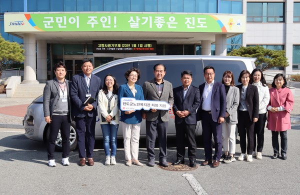 사회복지시설에 승합차 전달  (사진제공 = 진도군)