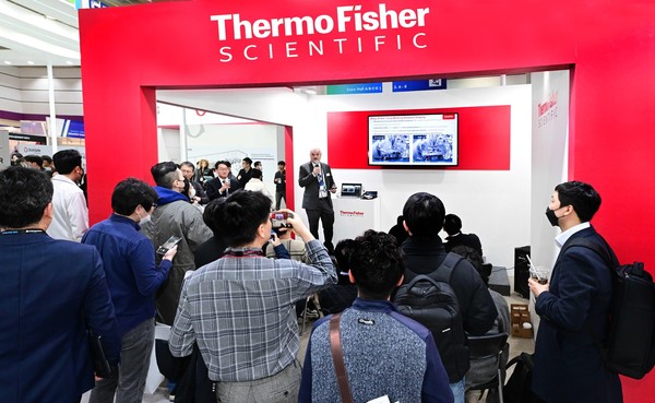 지난 15~17일 서울 코엑스에서 열린 국내 최대 배터리산업 전시회 인터배터리 현장에서 씨모 피셔 부스를 방문한 관람객들의 모습. 사진=씨모 피셔 제공