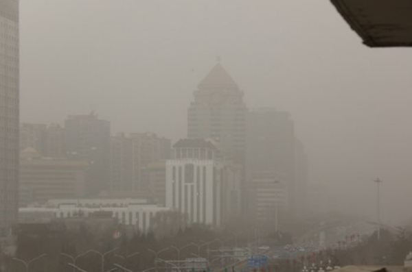 22일 오전 중국 베이징에 황사 황색경보가 내려진 가운데 베이징 시내 주요 건물이 황사로 인해 형체가 흐릿하게 보인다. 사진=연합뉴스 