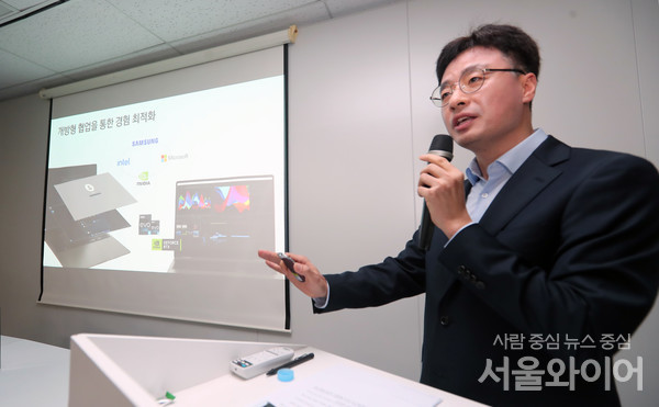 심황윤 상무가 기자간담회에 참석, 발언을 하고 있다.