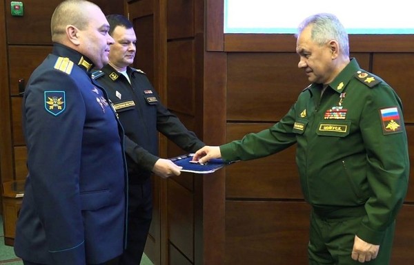 세르게이 쇼이구 러시아 국방장관이 흑해에서 미국 무인정찰기를 요격한 전투기 조종사들에게 '용기훈장'과 금메달을 수여했다. (타스=연합뉴스)