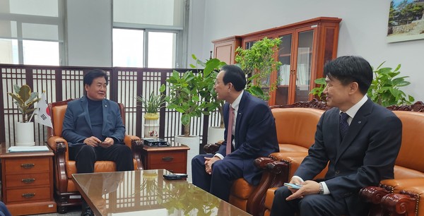 노동진 수협중앙회장 당선인(사진 가운데)이 소병훈 농해수위원장(사진 왼쪽)과 면담하고 있다. (사진=수협)