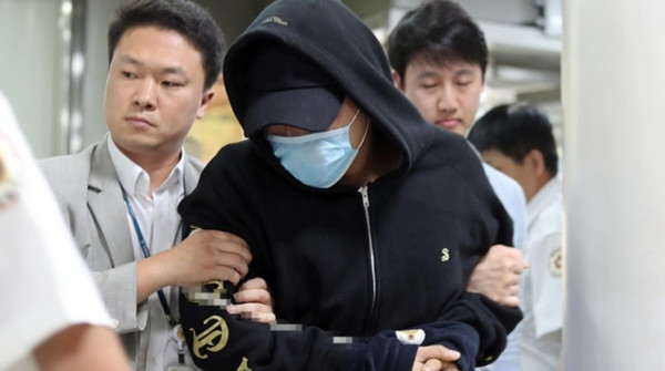 남경필 전 경기도지사 장남이 재차 마약류 관리에 관한 법률 위반으로 경찰에 긴급 체포됐다. 2017년 필로폰을 밀반입해 투약한 혐의로 서울중앙지법에서 열린 영장실질심사에 출석을 위해 법원으로 향하고 있는 남씨. 사진=연합뉴스 제공