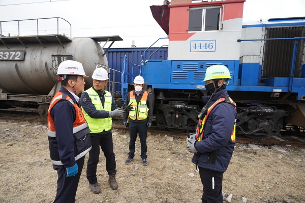 고준영 코레일 사장직무대행(왼쪽)이 24일 오후 제천조차장역 무선차량정리 작업 시연 현장을 찾아 현장점검을 실시하고 있다. 사진=코레일 제공