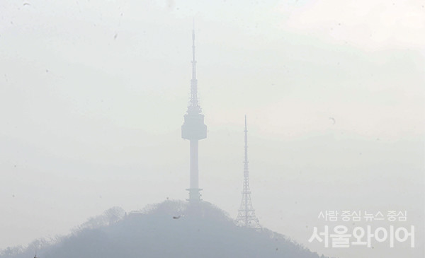 토요일인 오늘(25일) 전국이 대체로 맑은 날씨를 보일 것으로 예보됐다. 낮 동안 기온이 올라 포근한 날씨가 될 전망이지만, 수도권·강원·충청권 등 전국 곳곳에 미세먼지 농도는 나쁨 수준으로 예보됐다. 사진=이태구 기자
