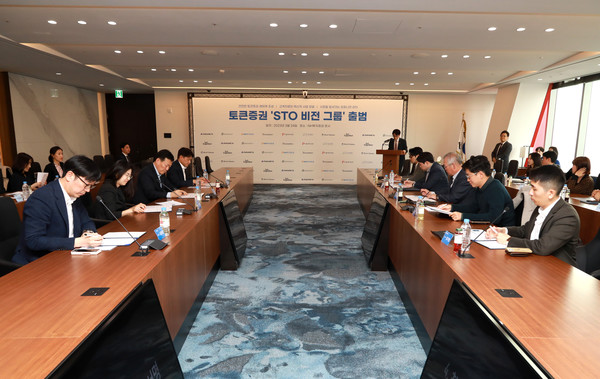 24일 서울 여의도 NH투자증권 본사(파크원 타워2 NH금융타워)에서 열린 토큰증권 협의체인 ‘STO 비전그룹’ 출범식에서 영역별 대표자들이 참여 확약서에 서명하고 있다.  (사진=NH투자증권 제공)