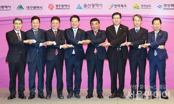 지난 23일 영·호남 8개 시도지사(부산, 대구, 광주, 울산, 전북, 전남, 경북, 경남)가 참석한 가운데 울산 롯데호텔에서 열린 ‘제17회 영호남 시도지사 협력회의’에 참석한 영호남 시도지사들이 손을 맞잡고 기념촬영을 하고 있다.
