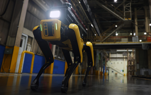 현대자동차그룹이 지난해 로보틱스랩에서 보스턴다이내믹스를 인수한 뒤 처음 선보인 4족 보행 로봇 ‘스팟'이 건설현장에 투입돼 현장의 위험요소 등을 모니터링하고 있다. 사진=현대차 제공