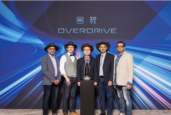 포스코퓨처엠이 미국 텍사스주 샌안토니오에서 열린 제너럴모터스(GM)의 ‘제31회 올해의 공급사(Supplier Of the Year)’향사에서 ‘오버드라이브’상을 수상했다. (왼쪽부터) 샴 쿤주르 GM 전무, 박준영 포스코퓨처엠 해외마케팅그룹장, 차치규 얼티엄캠 법인장, 프라브조트 나누아 GM 전무, 아니르반 쿠메르 GM 전무 등이 수상 기념촬영을 하고 있다. 사진=포스코퓨처엠 제공