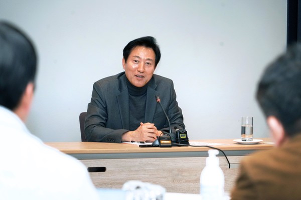 오세훈 서울시장이 유럽 출장 중이던 지난 20일(현지시간) 덴마크 코펜하겐에서 열린 기자간담회에서 발언하고 있다. 사진=연합뉴스 제공