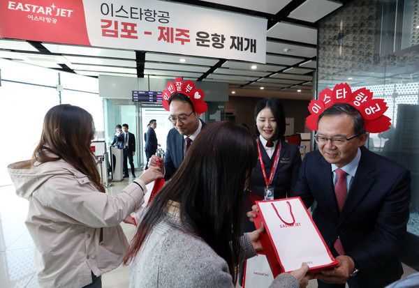 조중석 이스타 항공 대표이사를 비롯한 임직원들이 26일 김포공항 국내선 탑승동 게이트에서 승객들에게 기념품을 나눠주며 감사 인사를 하고 있다. 사진=연합뉴스 제공