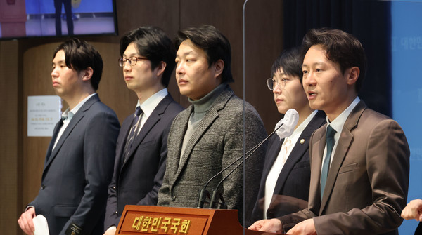 이탄희 더불어민주당 의원이 지난 10일 오전 서울 여의도 국회 소통관에서 열린 여야 청년 정치인 모임 ‘정치개혁 2050‘의 선거구획정 등 선거법 처리 법정시한 준수 촉구 기자회견에서 발언하고 있다. 사진=연합뉴스 제공