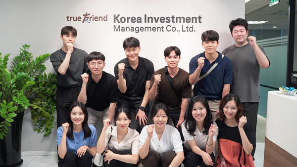 23~25일 진행된 베트남 해외연수에 참석한 한국투자신탁운용 신입사원 등이 기념사진을 촬영하고 있다.  (사진=한국투자신탁운용 제공)