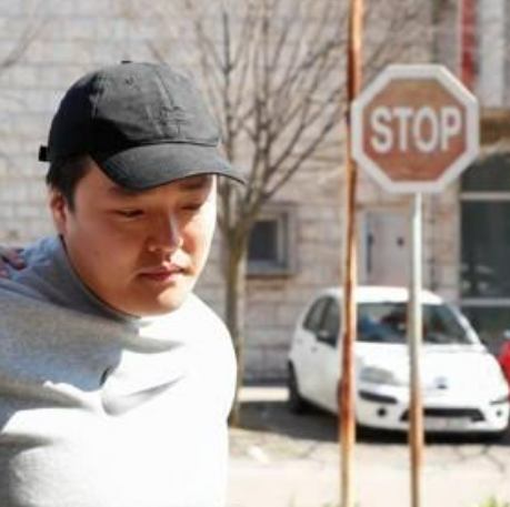 권도형 테라폼랩스 대표가 24일(현지시간) 몬테네그로 포드고리차에 있는 법원에 출두하고 있다. 사진=연합뉴스