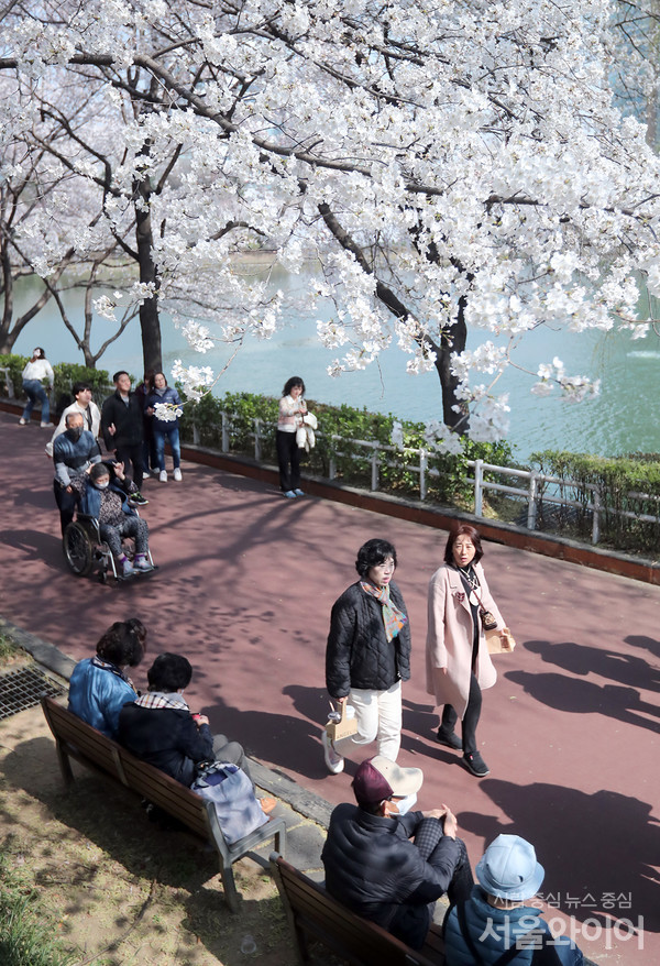 시민들이 잠실 석촌호수를 산책하고 있다.