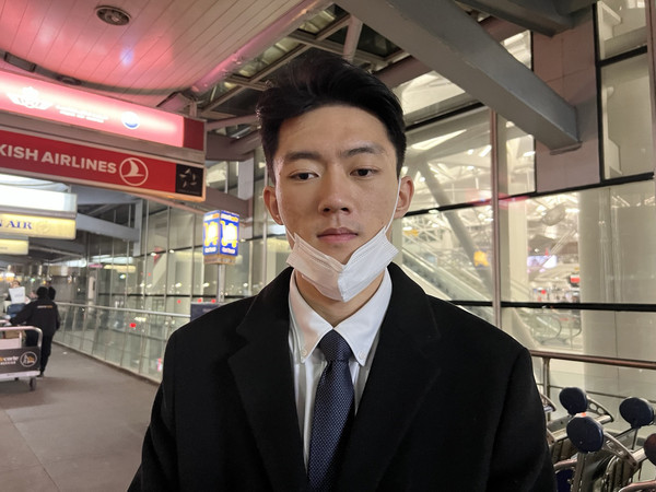 전두환 전 대통령의 손자 전우원씨가 26일(현지시간) 뉴욕 JFK 공항에서 귀국 비행기 탑승 전 인터뷰를 하고 있다. 사진=연합뉴스